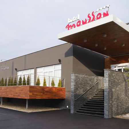 Hotel Mousson Михаловце Экстерьер фото