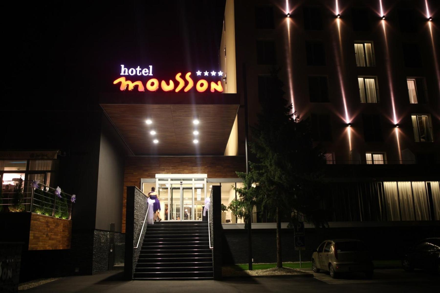 Hotel Mousson Михаловце Экстерьер фото