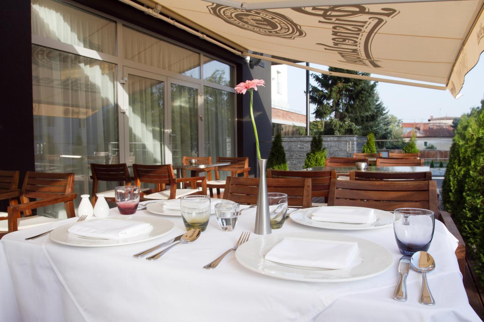 Hotel Mousson Михаловце Экстерьер фото
