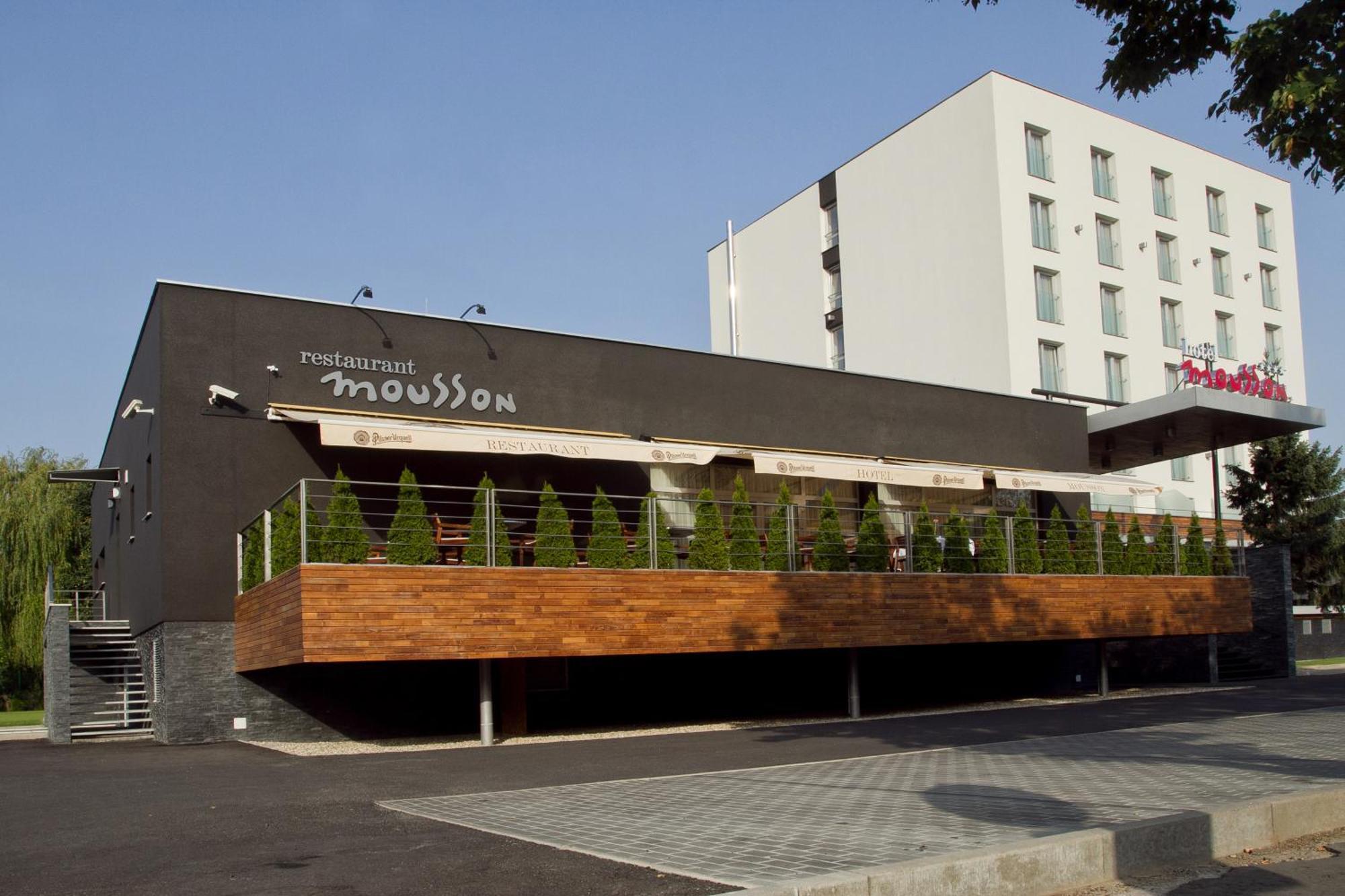 Hotel Mousson Михаловце Экстерьер фото