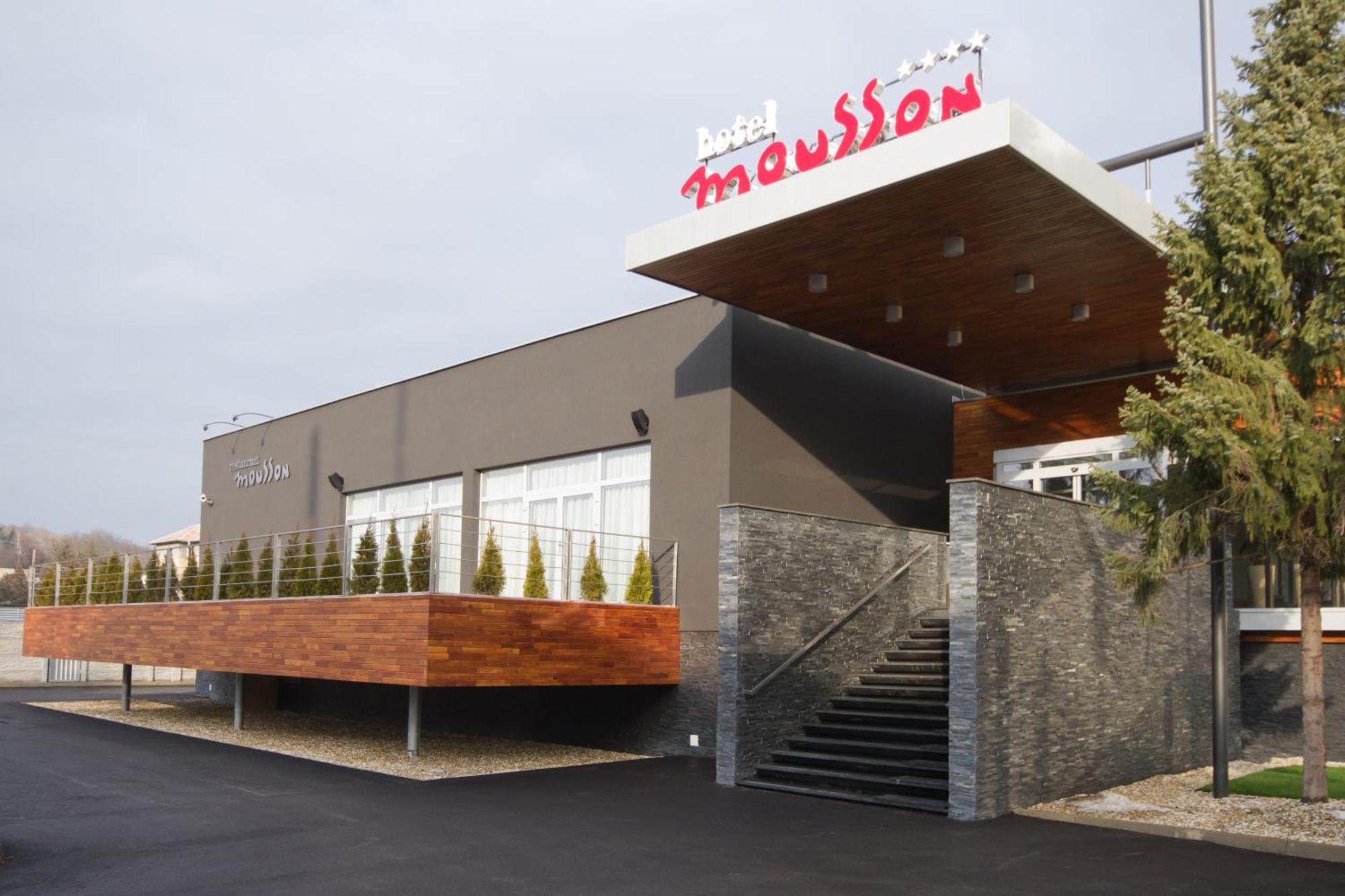Hotel Mousson Михаловце Экстерьер фото