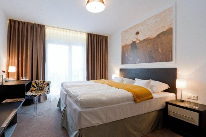 Hotel Mousson Михаловце Экстерьер фото