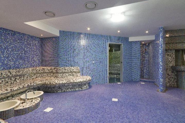 Hotel Mousson Михаловце Экстерьер фото