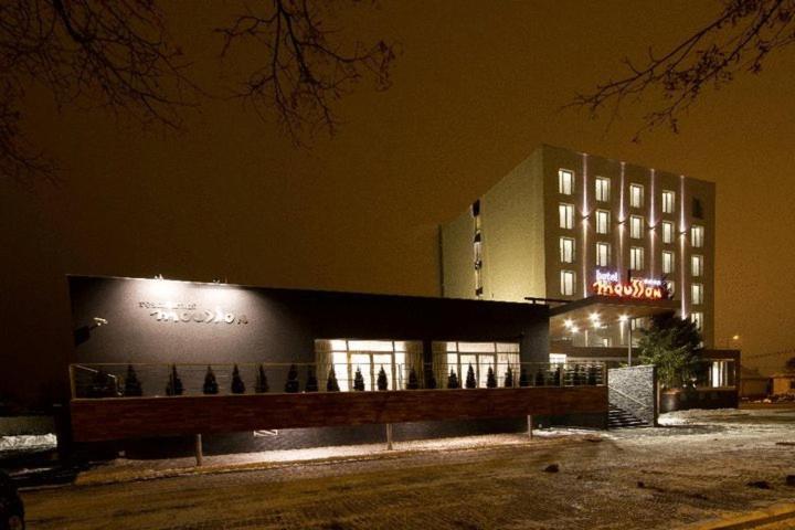 Hotel Mousson Михаловце Экстерьер фото
