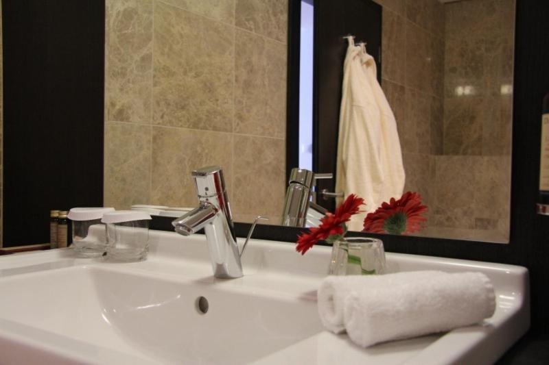 Hotel Mousson Михаловце Экстерьер фото