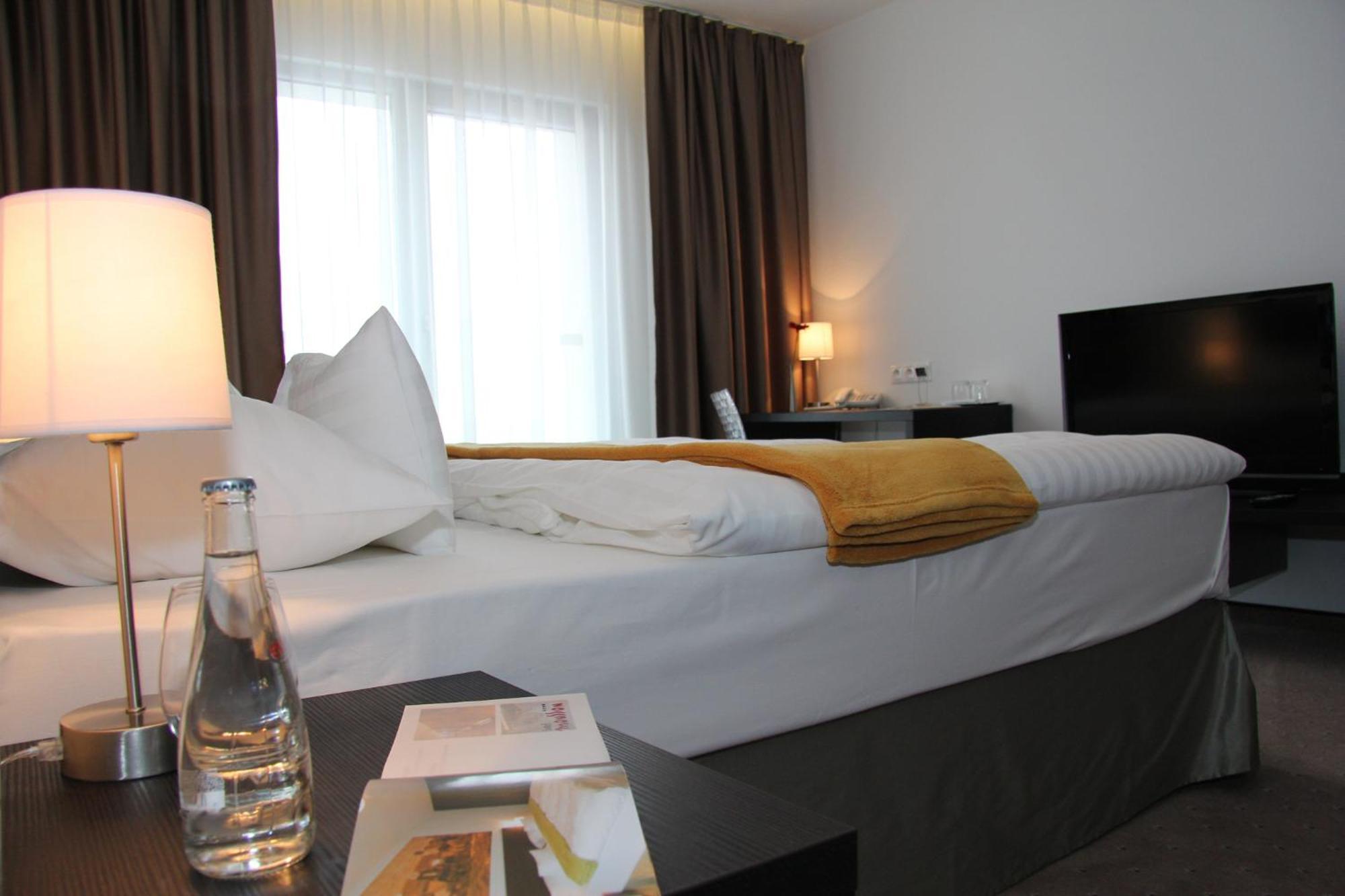 Hotel Mousson Михаловце Экстерьер фото