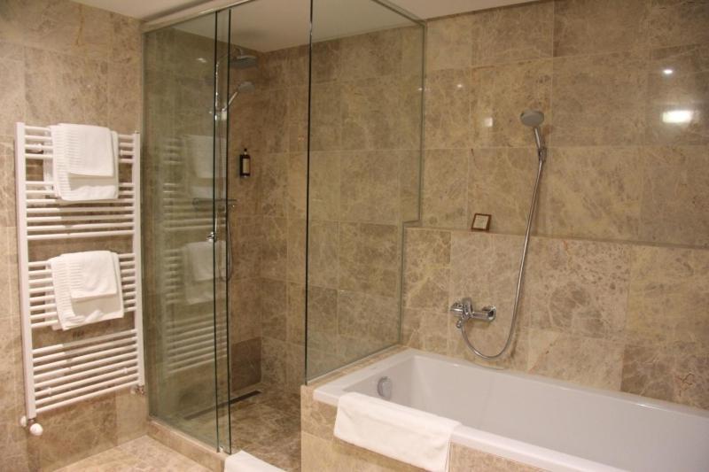 Hotel Mousson Михаловце Экстерьер фото